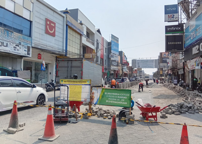 Jalan Tuparev Diperbaiki, DPUPR Lakukan Pemadatan Paving Block