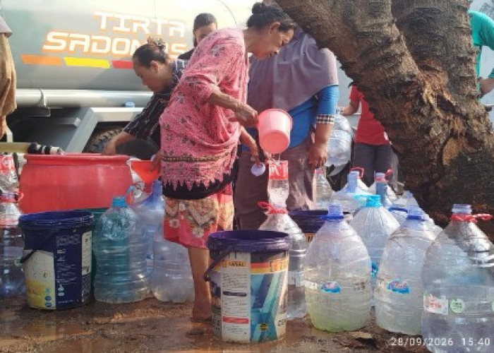 Kekeringan di Kabupaten Bekasi Makin Parah, Warga Antre Pembagian Air Bersih