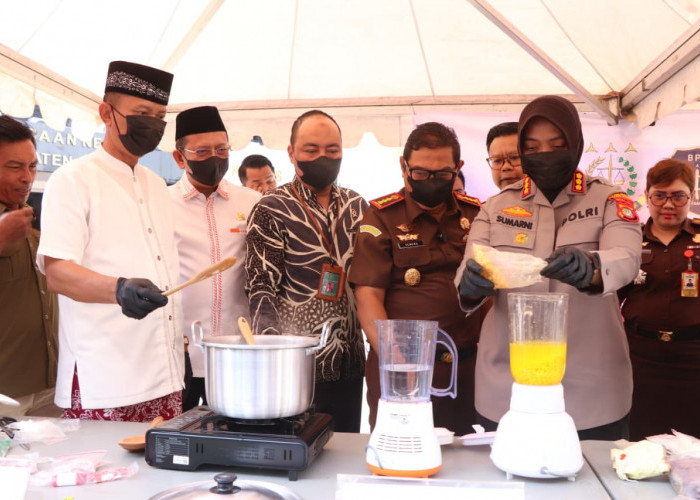Kejari Kabupaten Bekasi Musnahkan 98 Perkara, Narkoba Diblender, Senjata Digerinda