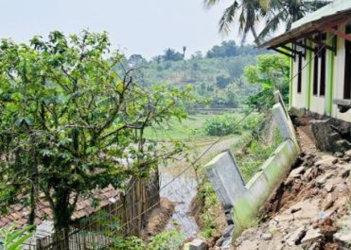 Cuaca Ekstrem, Puluhan Rumah di Purwakarta Rusak Gegara Bencana Tanah Bergerak
