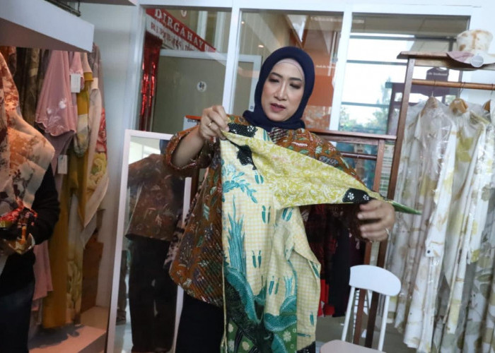 Kunjungi Galeri Dekranasda di Gedung Biru Pemkot Bekasi, Yolla Kusuma Ajak Masyarakat Cintai Produk Lokal