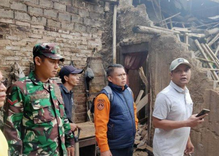 Pasutri Tertimpa Reruntuhan Bangunan Rumahnya Saat Hujan Deras dan Angin Kencang di Bandung Barat