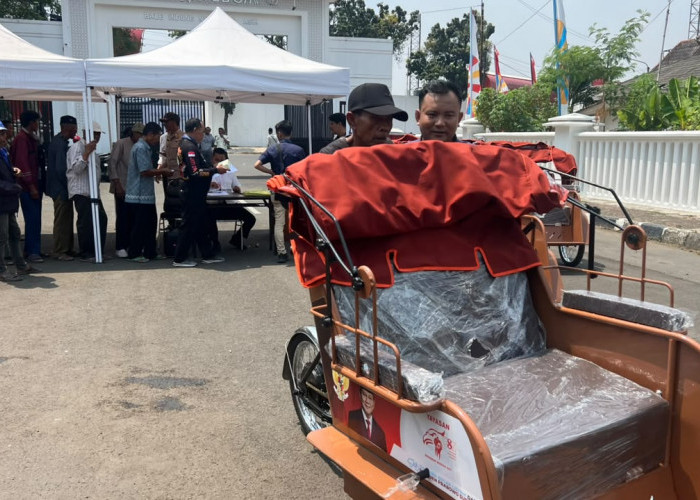 Ratusan Aki-aki Karawang Jajal Becak Listrik Bantuan Prabowo