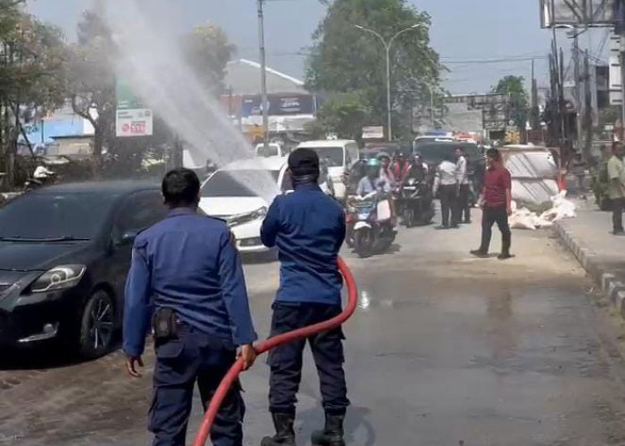 DPUPR dan BPBD Karawang Siapkan 5.000 Liter Air untuk Atasi Debu Jalan Tuparev