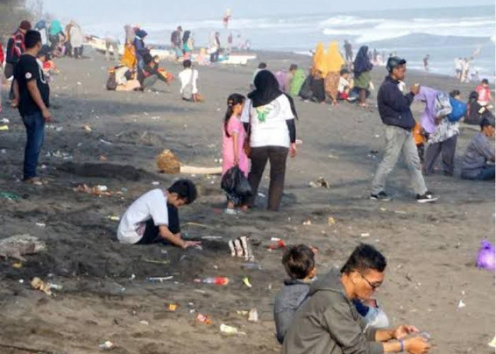 Pengunjung Objek Wisata Pantai Karawang Melejit saat Libur Tahun Baru 2025, Sisakan Tumpukan Sampah Berserakan