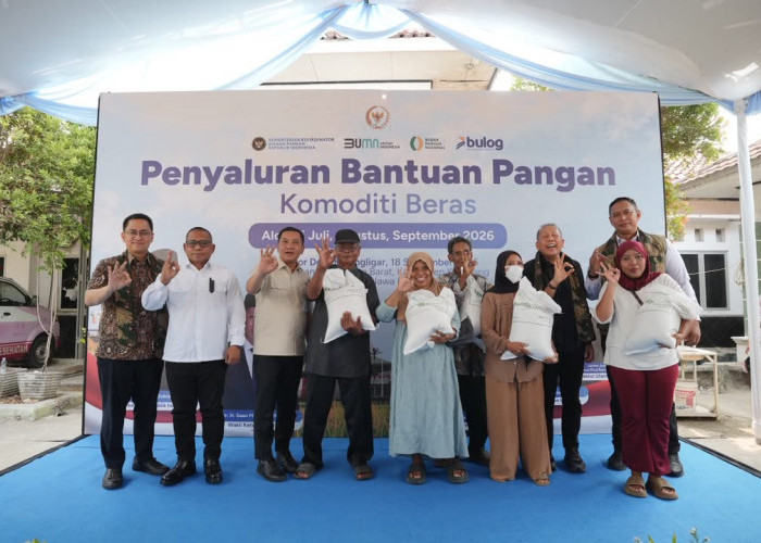 Dirut Bulog dan Saan Mustopa Tinjau Penyaluran Bantuan Beras di Karawang