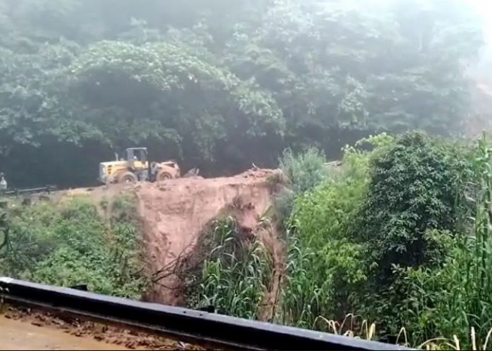 Alat Berat Pulihkan Akses Jalan Tertutup Longsor di Sumatera Barat 