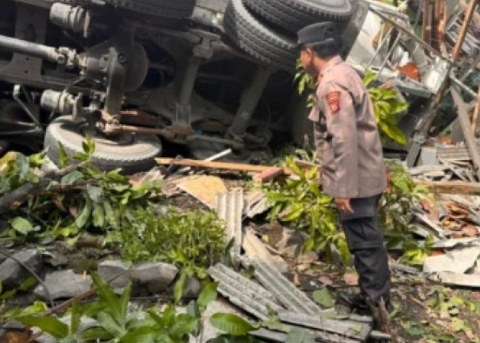 Diduga Rem Blong, Truk Tanki Seruduk 4 Mobil dan Motor Hancurkan Rumah Warga, 1 Tewas, 2 Luka Parah