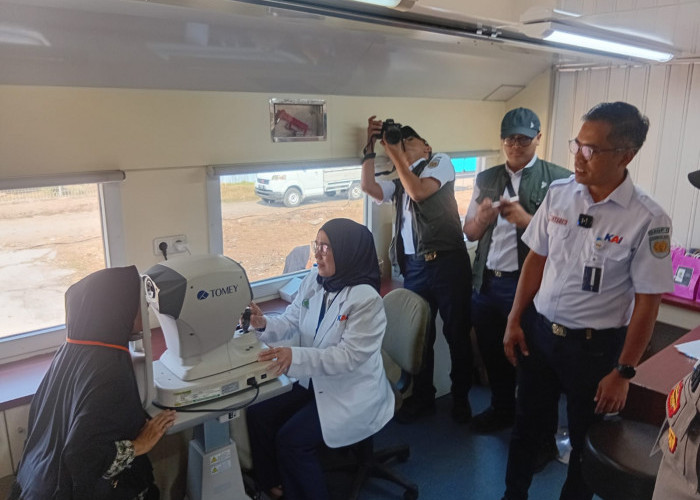 KAI Gelar Rail Clinic di Karawang, Layani 250 Warga dan Bagikan Kacamata Gratis kepada 30 Siswa