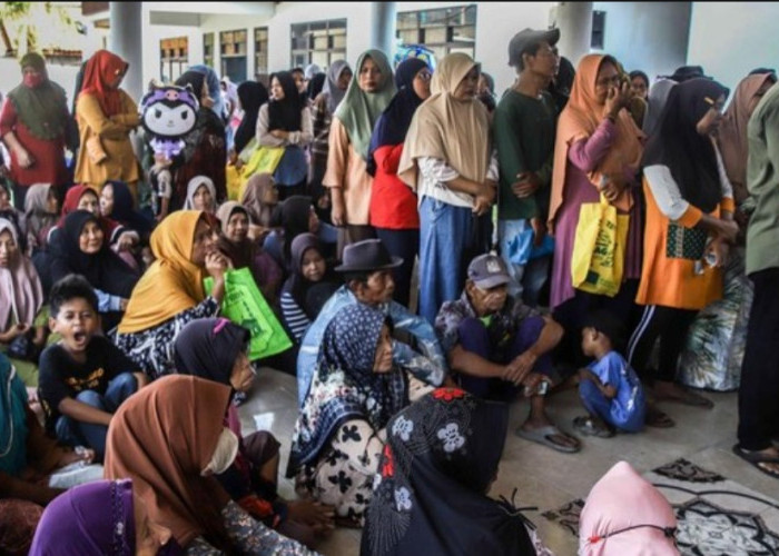 Ratusan Warga Babelan Antre Panjang Demi Sembako Gratis Jelang Idul Adha