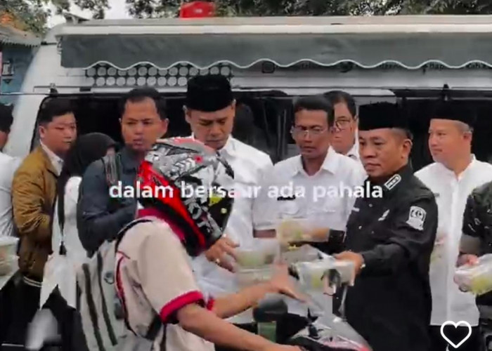 Bapenda Karawang Berbagi Takjil Bareng Bupati di Terminal Tanjungpura