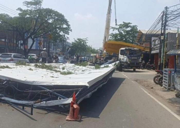 Truk Bermuatan Bak Tambang Tabrak Baliho di Bekasi, Dua Jalur Macet Total