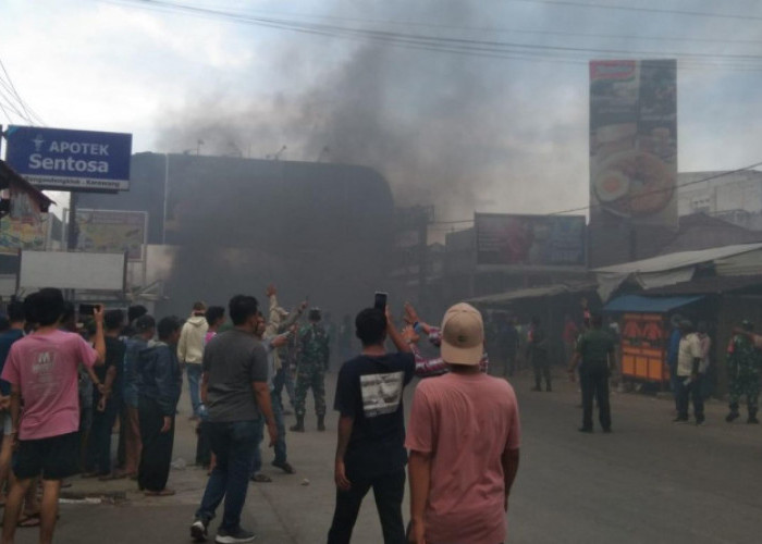 Ricuh, Relokasi Pedagang Pasar Rengasdengklok Petugas Dilempari Batu