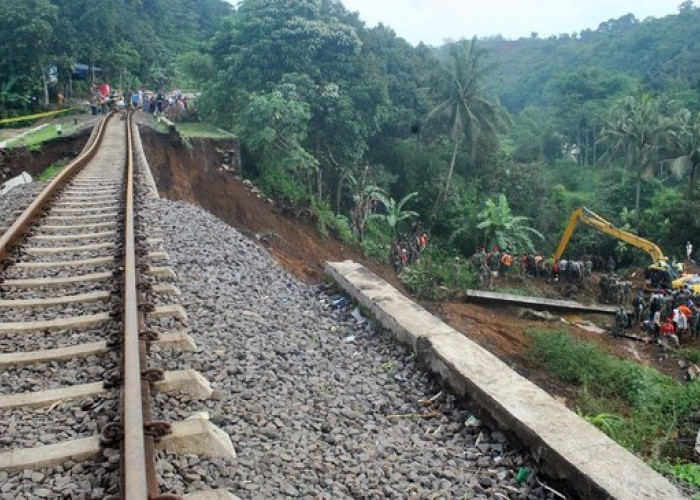 Longsor di Puwakarta, Akibtkan Kereta Bandung-Jakarta Tidak Bisa Melintas