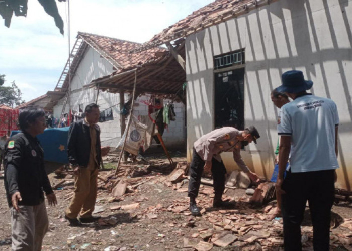 14 Atap Rumah di Karawang Ambrol di Sapu Angin Puting Beliung