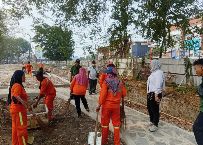 DLH Karawang Kerja Bakti di Taman Ade Irma, Sasar Kebersihan Ruang Terbuka Hijau