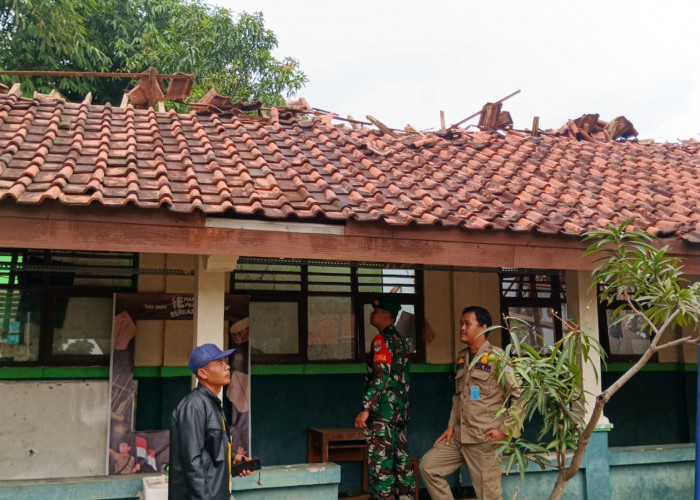 2 Tahun Tidak Digunakan KBM, Tiga Ruang Kalas SMPN 03 Ciksel Ambruk Karena Cuaca Ekstrim 