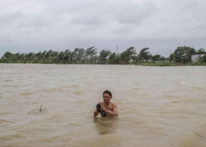 Banjir Besar di Sukawangi, Ribuan Keluarga Mengungsi