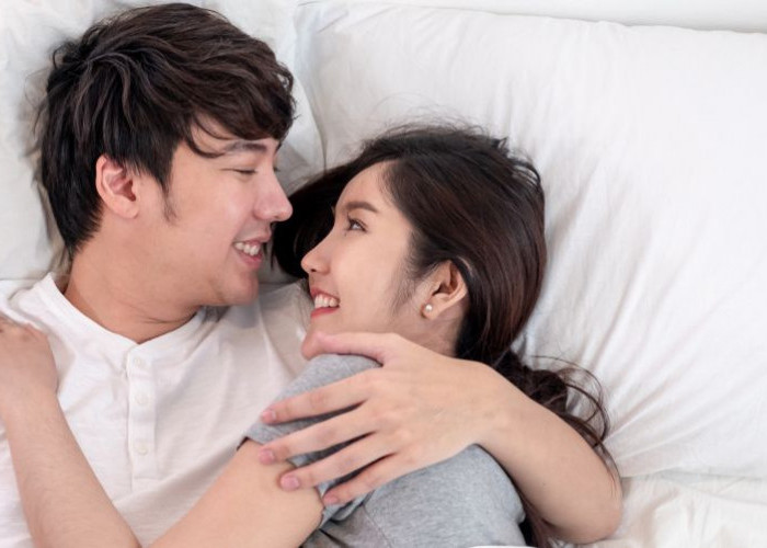 Bentuk Physical touch Yang Bisa Dilakukan Suami Istri Saat Dirumah, Bikin Hubungan Makin Lengket