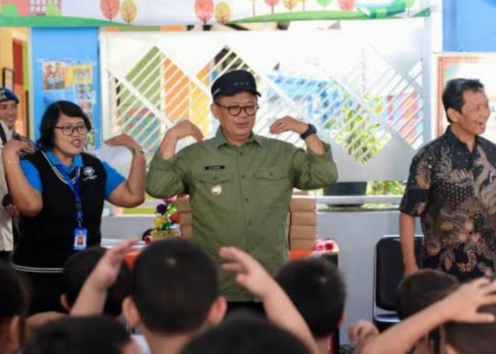 Kota Bekasi Bagikan Susu dan Camilan Gratis di Kirab Budaya HUT Jabar ke-80