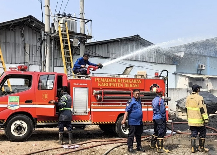 Gudang Biji Plastik di Cikarang Timur Terbakar, Truk Ikut Dilalap Api