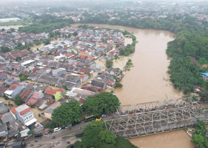 Banjir Rendam Sejumlah Wilayah Bekasi, Aktivitas Warga Terganggu