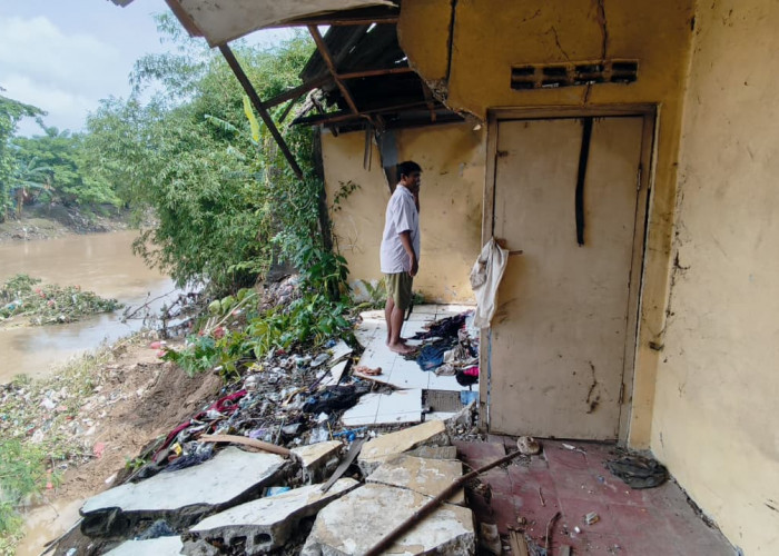 Kali Bekasi Makan Daratan, Rumah Warga Terancam Ambruk