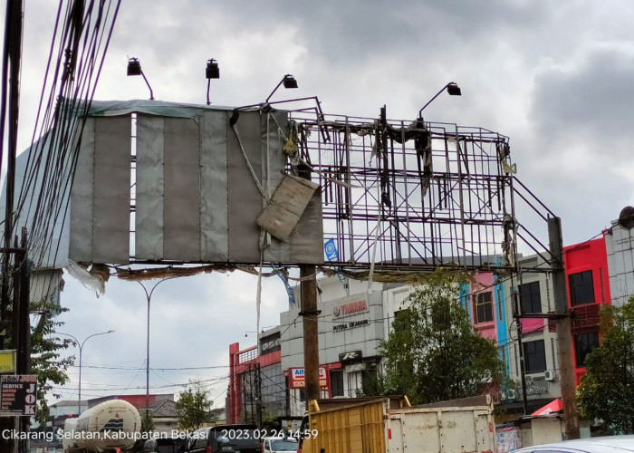 Billboard Rusak di Taman Sentosa Cikarang Selatan Ancam Keselamatan Pengguna Jalan