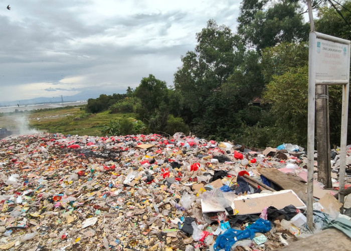 Warga Sukamahi Keluhkan Tumpukan Sampah Liar Dekat Pemda Bekasi 