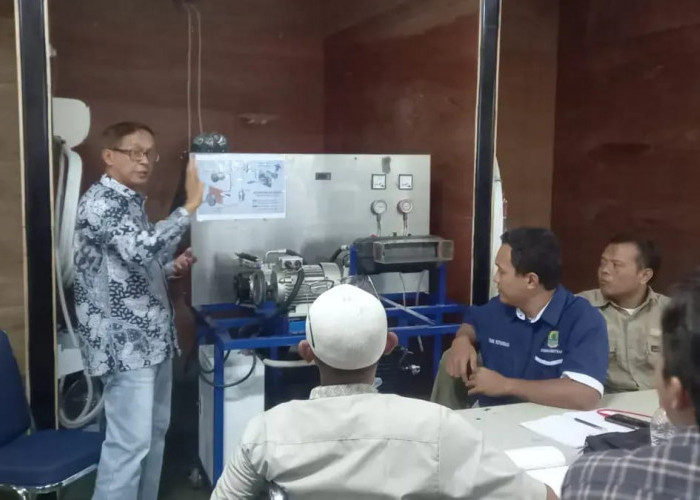 Cetak Tenaga Kerja Unggul, Disnakertrans Karawang Gelar Pelatihan Servis AC Mobil Gratis 