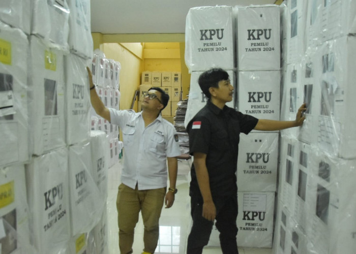 Meski Ratusan Logistik Menumpuk di Lantai 1-2, Kantor Kecamatan Cikarang Utara Tetap Layani Masyarakat