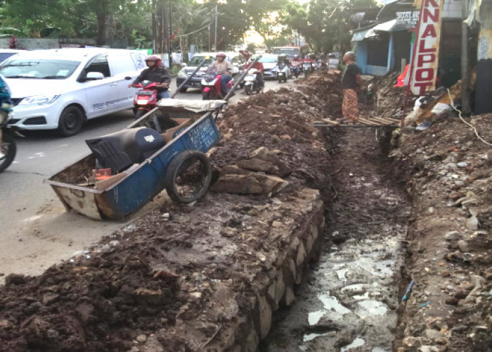 Proyek Drainase Siluman di Jatikramat Amburadul, Satu Motor Tergelincir