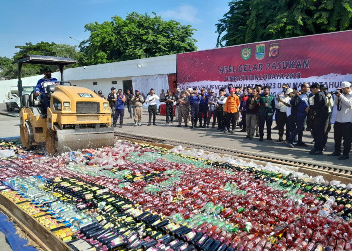 Jelang Nataru, Polres Karawang Musnahkan Puluhan Ribu Botol Miras, Petasan, dan Narkoba