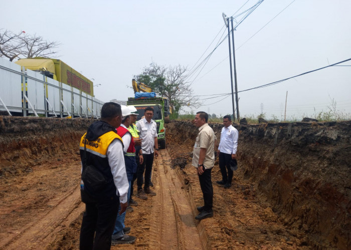 Bupati Aep Pastikan Rekonstruksi Jalan Tarumanegara Karawang Barat Dikerjakan Menyeluruh