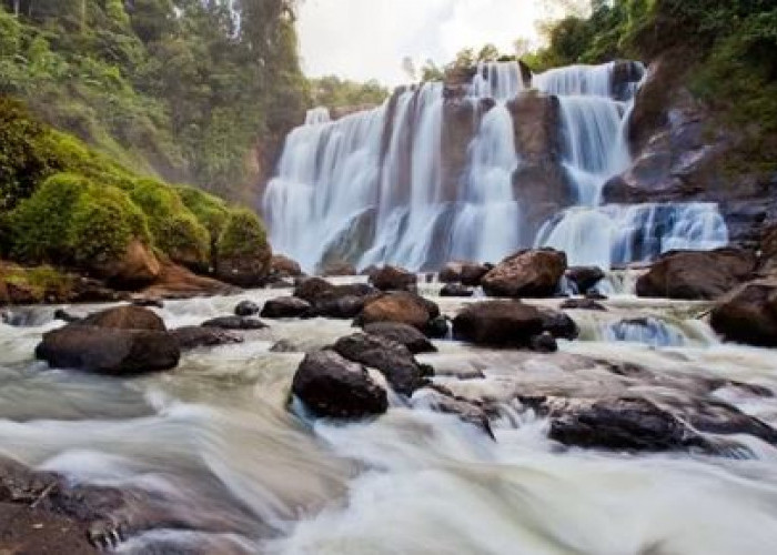 Meski Musim Kemarau, Curug Bandung Karawang Terus Mengalir Deras