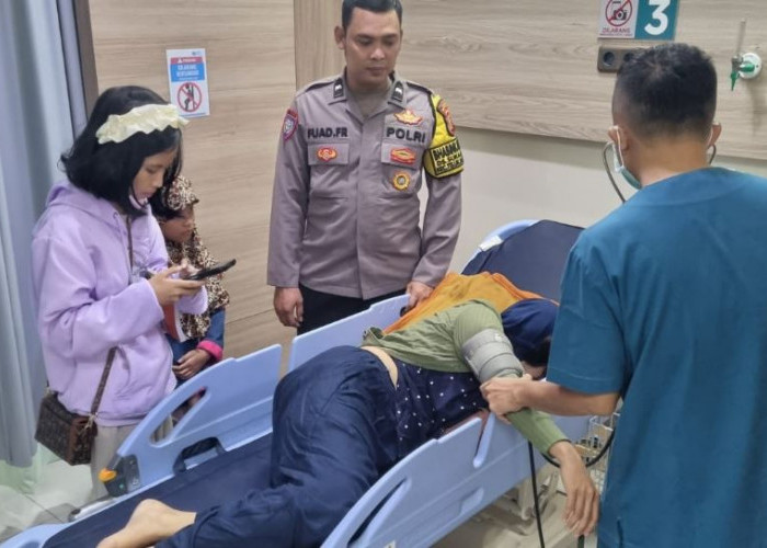 Polisi Bantu Evakuasi Pemudik yang Sakit dari Bus Jurusan Tanggerang Magetan ke Rumah Sakit