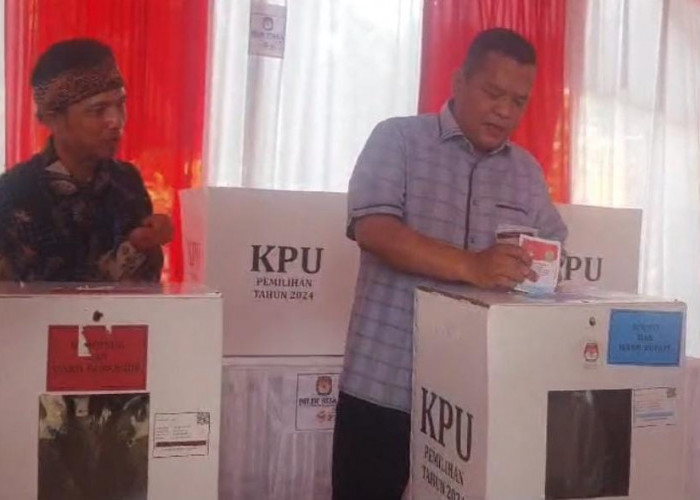 Calon Bupati Nomor Urut 1, Acep Jamhuri Mencoblos di TPS 002