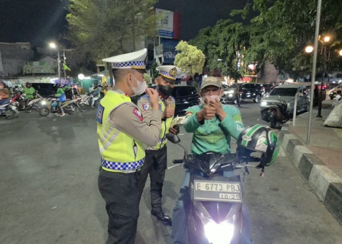 Abu Vulkanik Anak Krakatau Mengintai, Polisi Bekasi Bagi Masker Gratis
