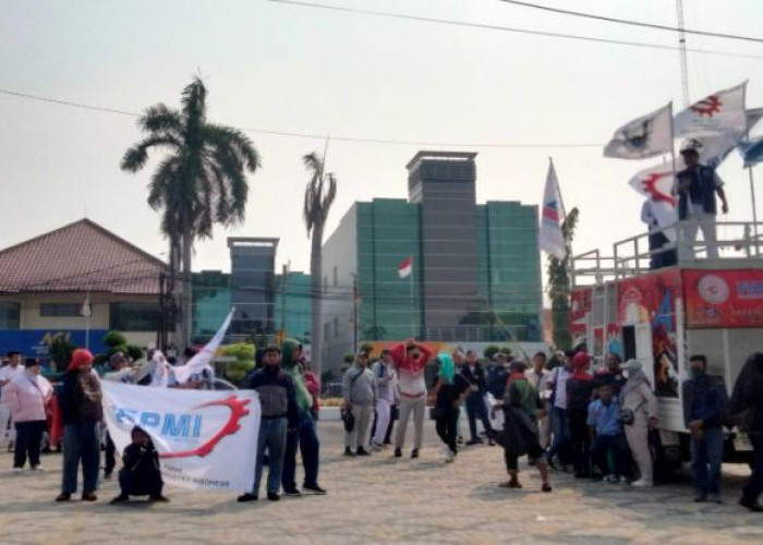 Tuntut Kenaikan Upah, Ratusan Buruh FSPMI Gelar Aksi Demonstrasi di Depan Kantor Pemda Karawang 