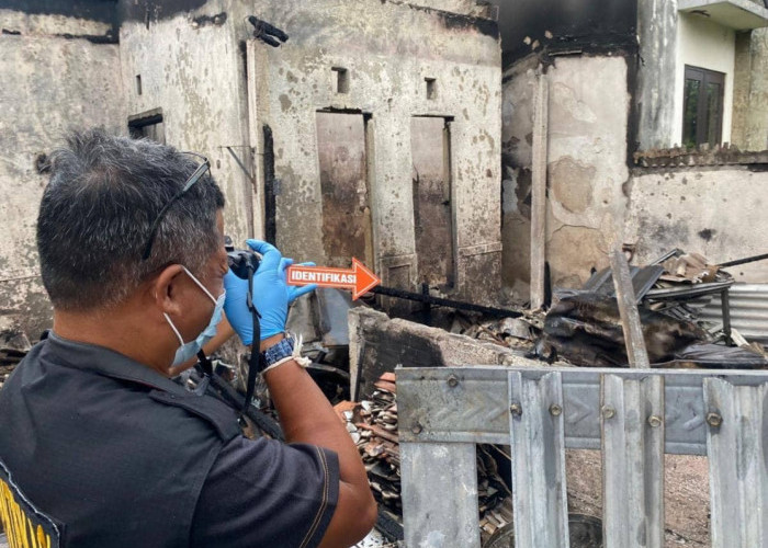 PENGAMEN DIDUGA BAKAR PAGAR RUMAH WARGA DI PONDOK GEDE, SATU PELAKU DITANGKAP