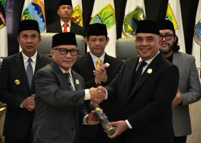 Syahrir Resmi Jadi PAW Anggota DPRD Jawa Barat