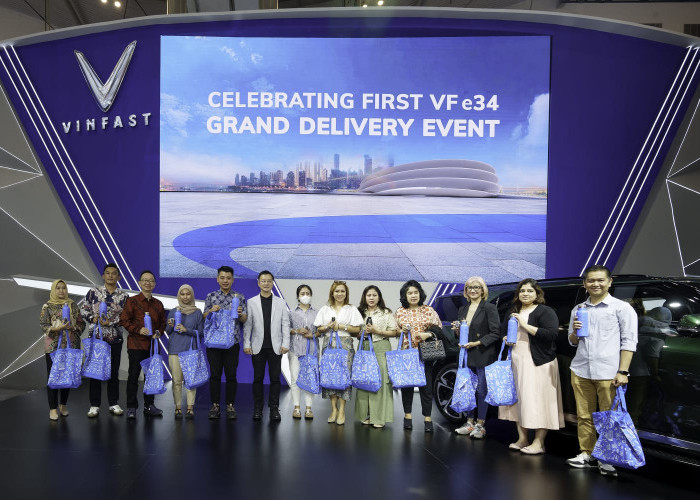 GIIAS 2024, VinFast Mulai Lakukan Pengiriman Pertama VF e34 di Indonesia