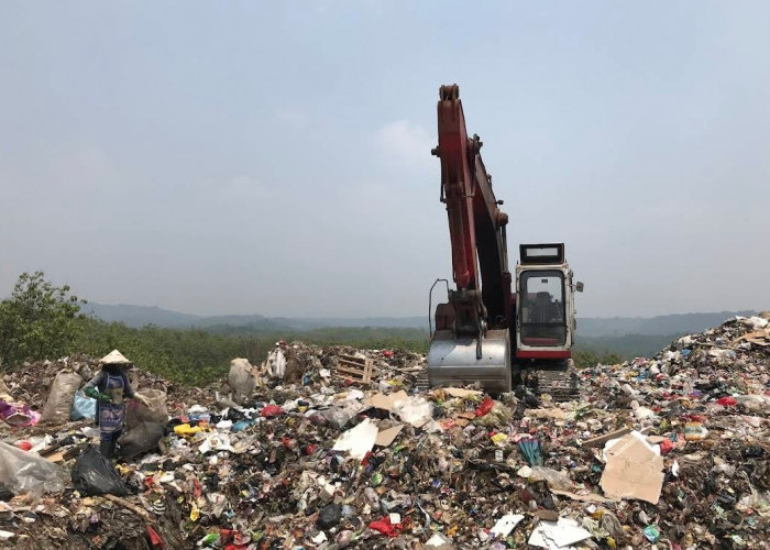 Berkaca dari Longsor Sampah di Bantar Gebang, DLH Purwakarta Pangkas Gunungan Sampah di TPA Cikolotok