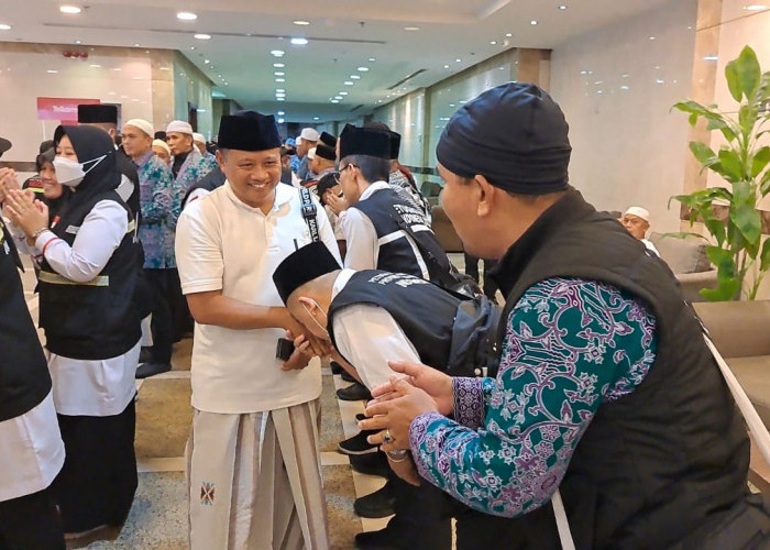 Wagub Jabar Pulang ke Tanah Air bersama Jemaah Haji dari Garut - Cianjur 