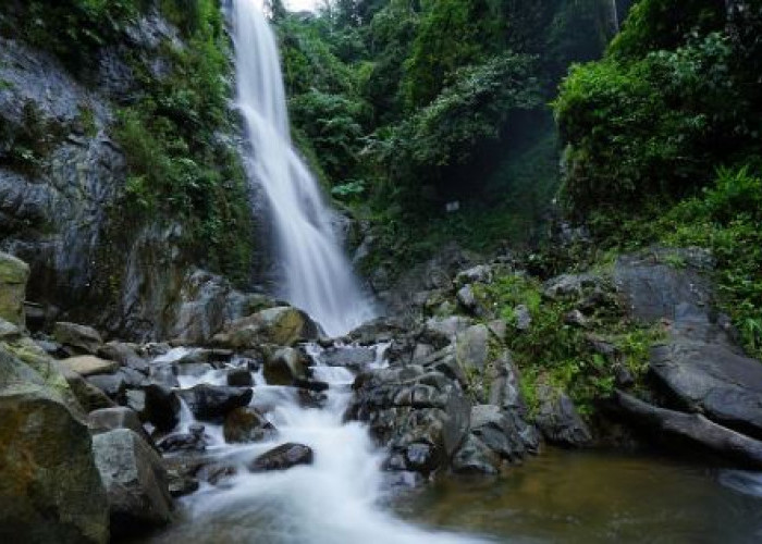 Indahnya Air Terjun Curug Cigentis di Karawang