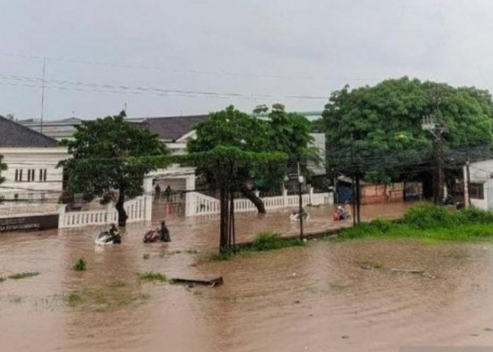 Banjir Meluas, Puluhan Ribu KK di Bekasi Jalani Puasa di Tengah Genangan