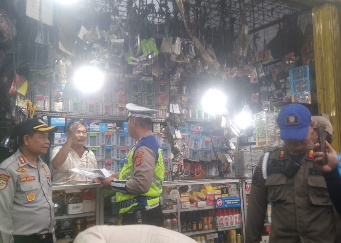 Razia Knalpot Brong, Satlantas Polres Karawang Datangi Penjual Knalpot Bising di Nagasari