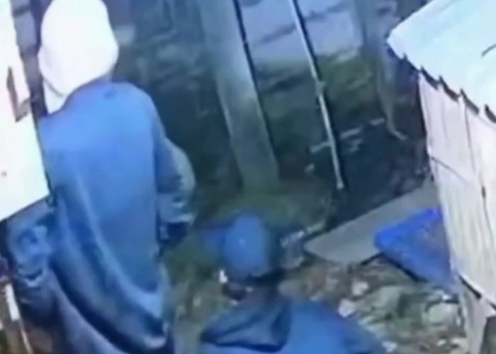 Terekam CCTV, Aksi Pencurian Ayam Jago di Cikarang Timur Bikin Resah Warga