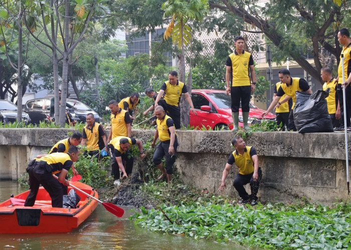 2.250 Kasus DBD di Bekasi! Polisi Turun Bersihkan Kali Baru Jelang Musim Hujan