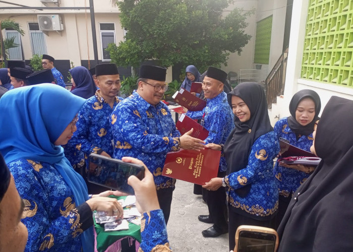 Kepala Kemenag Karawang Menyerahkan Penghargaan Satya Lencana Karya Satya pada  75 Pegawai Kemenag 